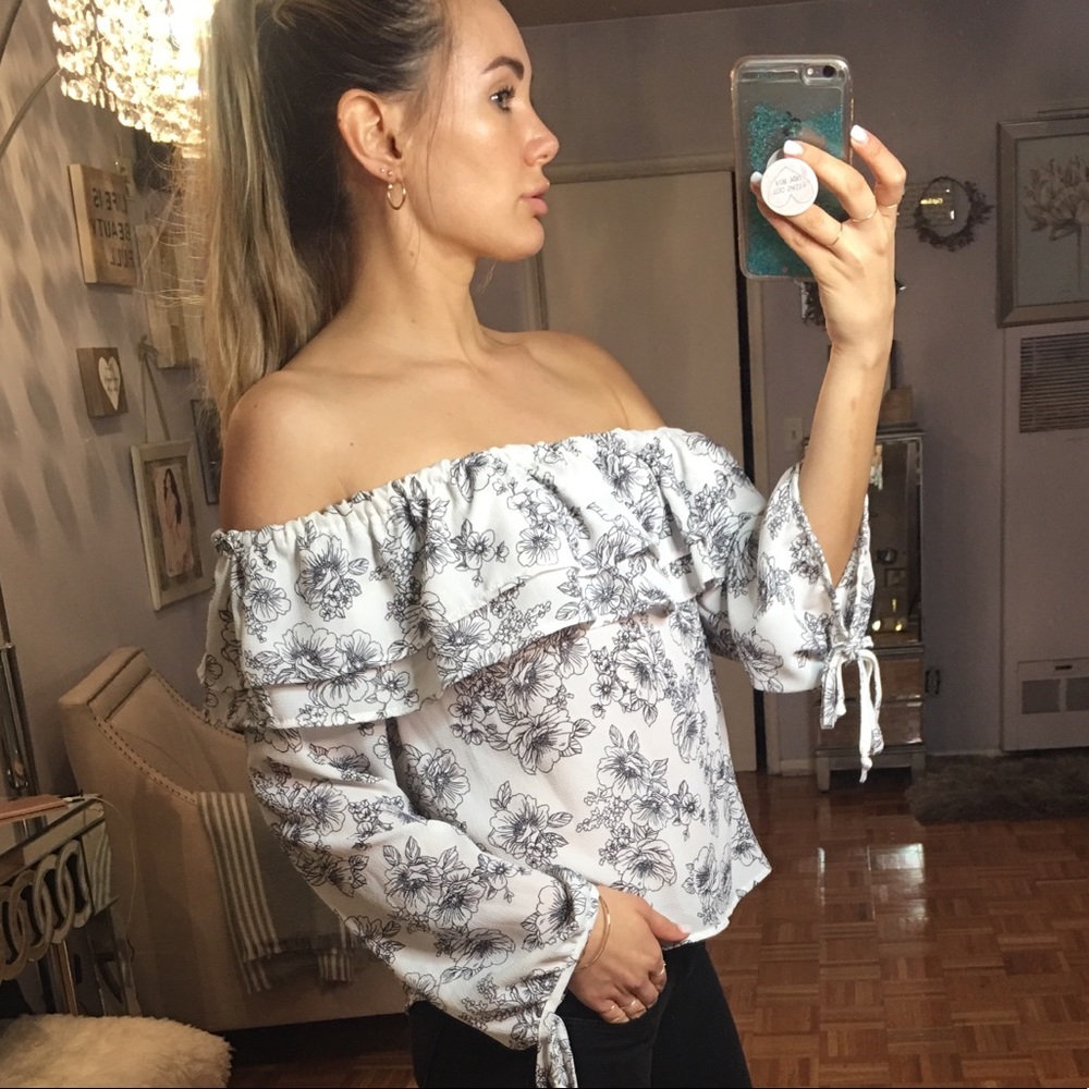 NWT ~ Off the shoulder blouse ~ Black and white